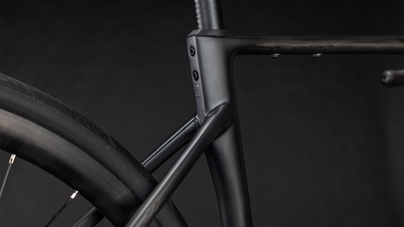 Cube Attain C:62 Race blackline (2026)
