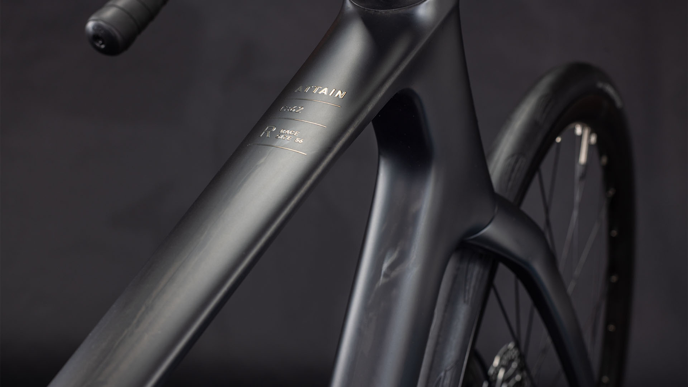 Cube Attain C:62 Race blackline (2026)