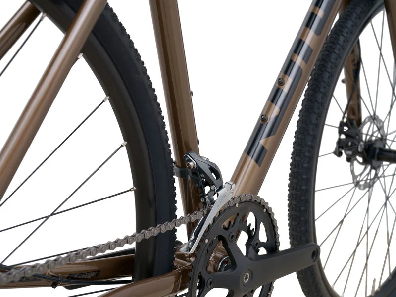 Kona 36e Rove AL 700 Bruin met Shimano Claris & Tektro Bark met zwarte decals (2025)