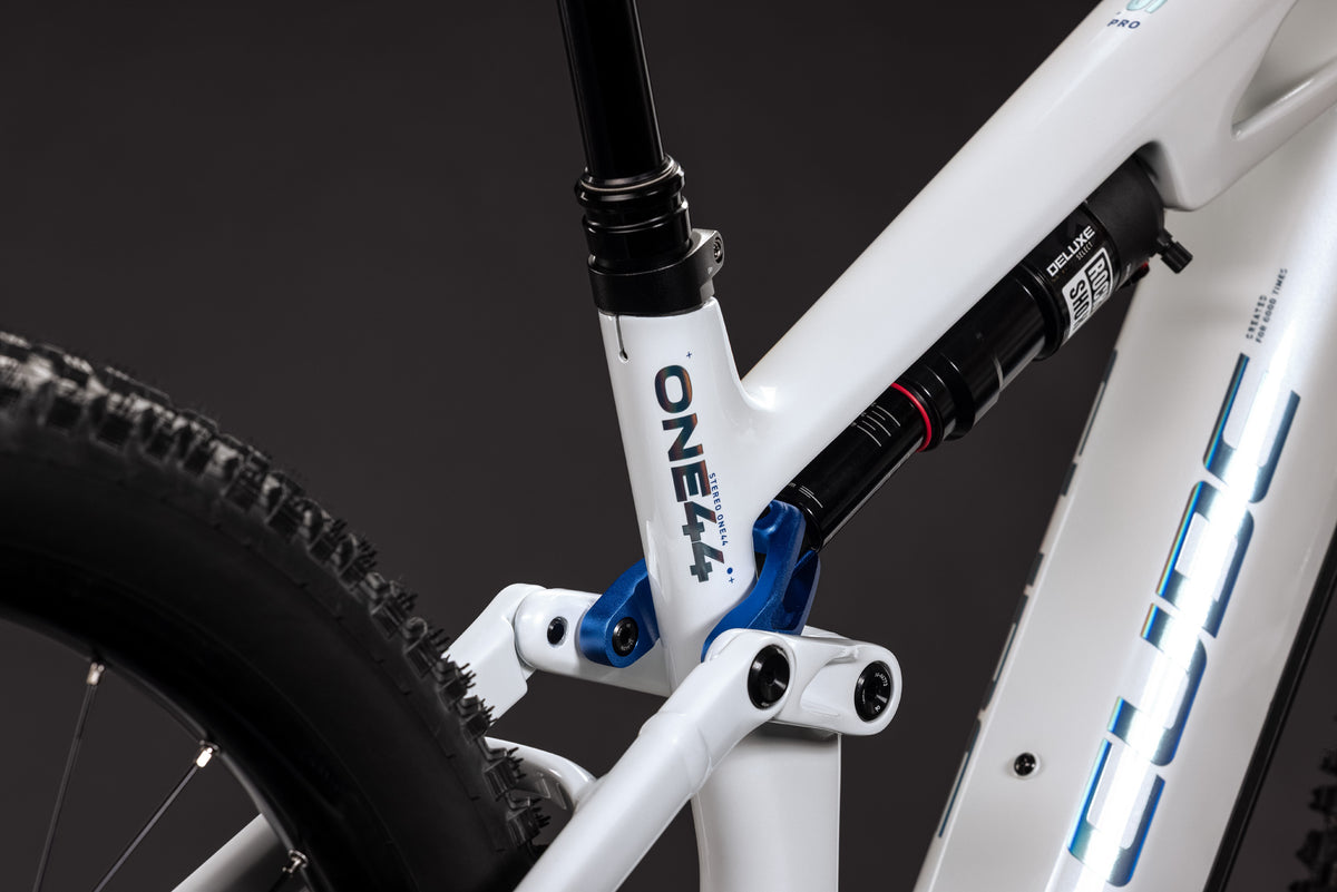 Cube Stereo Hybrid ONE44 HPC Pro 800 metallicwhite´n´blue (2027)