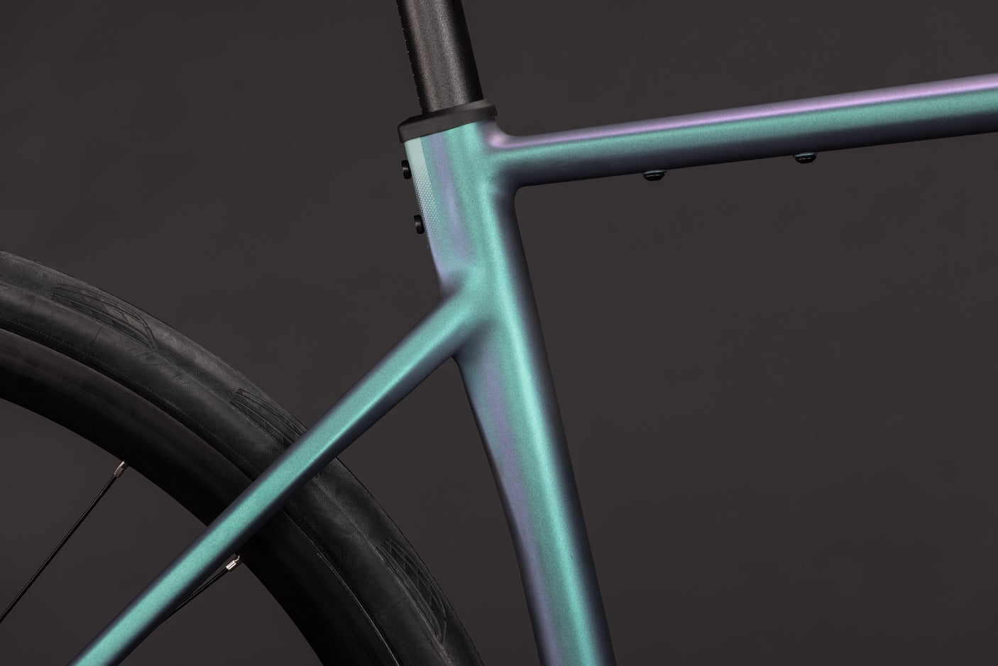 Cube Attain Race smaragdgrijs´n´wit (2027)