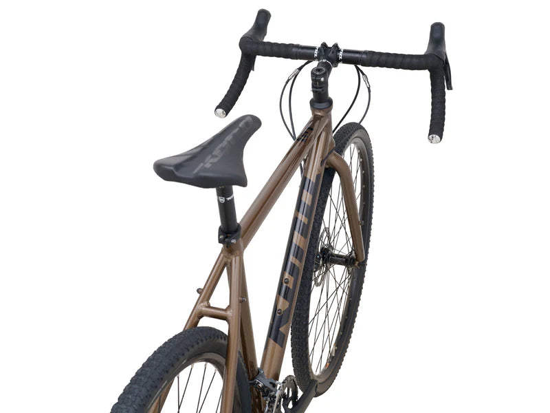 Kona 36e Rove AL 700 Bruin met Shimano Claris & Tektro Bark met zwarte decals (2025)